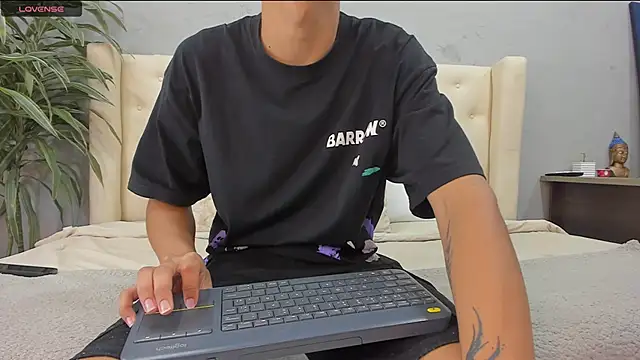 Snapshot of kieran_derek chatting on 10.11.25 kieran derek online show from 10.11.25