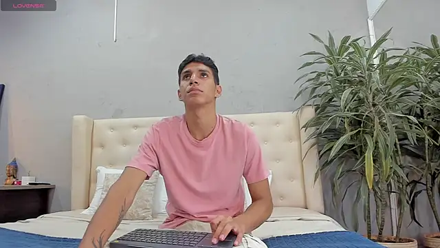 Snapshot of kieran_derek chatting on 10.16.25 kieran derek online show from 10.16.25