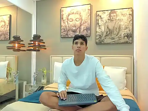 Snapshot of kieran_derek chatting on 10.29.25 kieran derek online show from 10.29.25