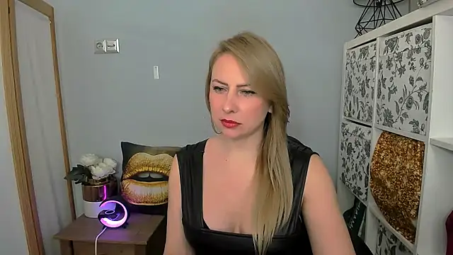 LatoyaRose online show from 01.12.25