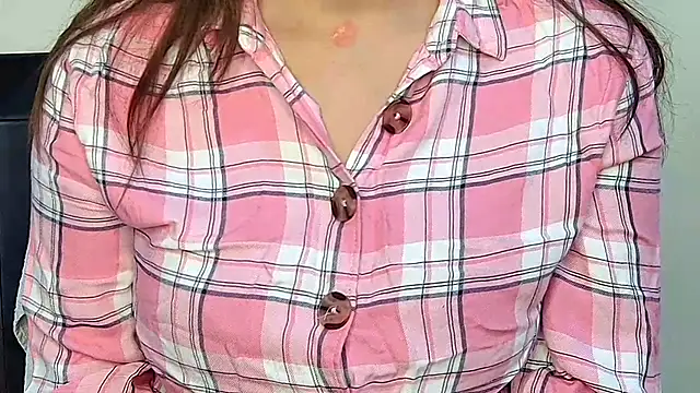 Snapshot of MIss-Naina chatting on 11.21.25 MIss-Naina online show from 11.21.25