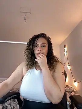 Snapshot of Elizabeth_Dupont chatting on 11.02.25 Elizabeth Dupont online show from 11.02.25