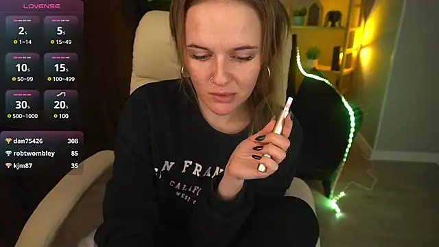 Snapshot of MaribelRiverr_ chatting on 12.21.24 MaribelRiverr online show from 12.21.24