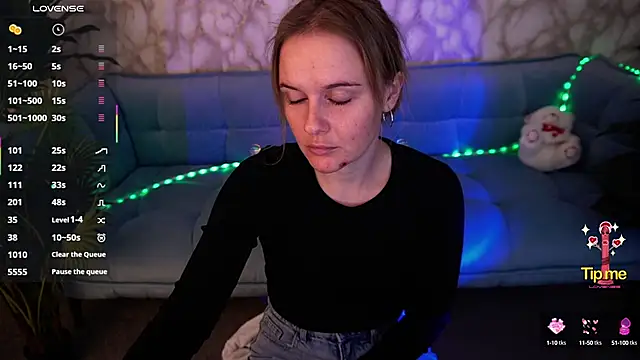 Snapshot of MaribelRiverr_ chatting on 10.04.25 MaribelRiverr online show from 10.04.25