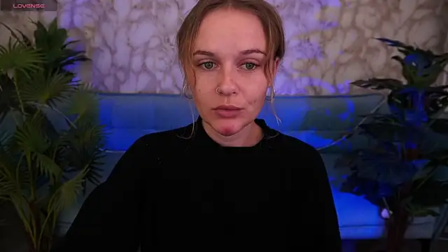 Snapshot of MaribelRiverr_ chatting on 10.10.25 MaribelRiverr online show from 10.10.25