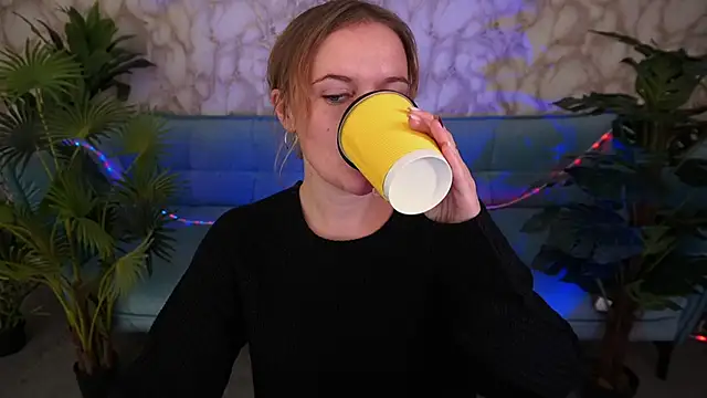 Snapshot of MaribelRiverr_ chatting on 10.11.25 MaribelRiverr online show from 10.11.25