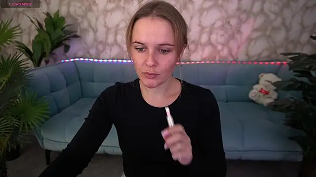 Snapshot of MaribelRiverr_ chatting on 10.14.25 MaribelRiverr online show from 10.14.25