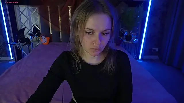 Snapshot of MaribelRiverr_ chatting on 10.27.25 MaribelRiverr online show from 10.27.25