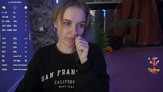 Snapshot of MaribelRiverr_ chatting on 10.31.25 MaribelRiverr online show from 10.31.25