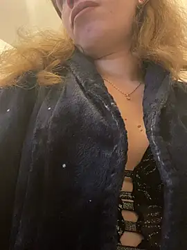 Snapshot of EvaRush chatting on 12.21.24 EvaRush online show from 12.21.24