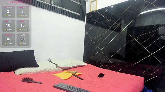 Snapshot of Analiasmith89 chatting on 10.19.25 Analiasmith89 online show from 10.19.25