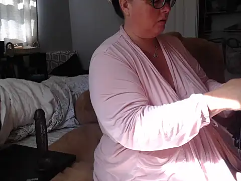 Snapshot of LauLauPAWG chatting on 09.26.25 LauLauPAWG online show from 09.26.25