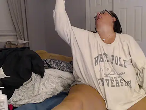 Snapshot of LauLauPAWG chatting on 10.13.25 LauLauPAWG online show from 10.13.25