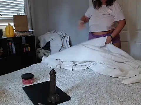 Snapshot of LauLauPAWG chatting on 10.28.25 LauLauPAWG online show from 10.28.25