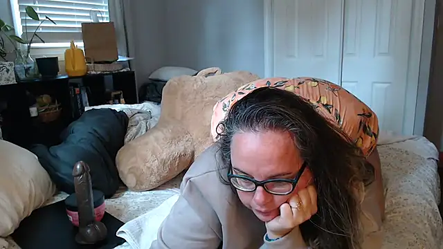 Snapshot of LauLauPAWG chatting on 10.29.25 LauLauPAWG online show from 10.29.25