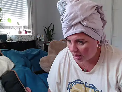 Snapshot of LauLauPAWG chatting on 11.06.25 LauLauPAWG online show from 11.06.25