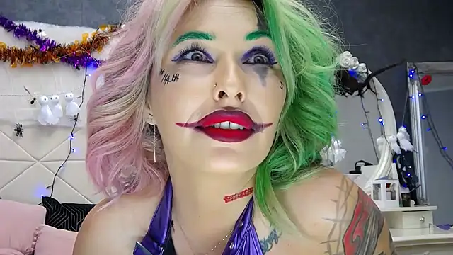 IssaSmith online show from 10.31.25