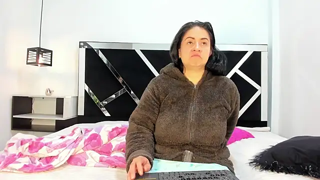 Ambber moon online show from 02.14.25