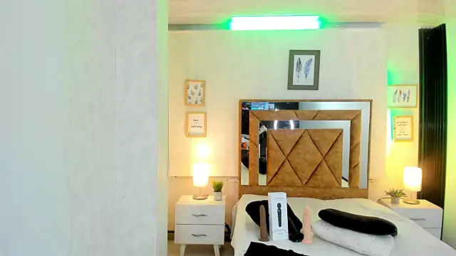 Snapshot of MirandaRossi chatting on 01.23.25 MirandaRossi online show from 01.23.25