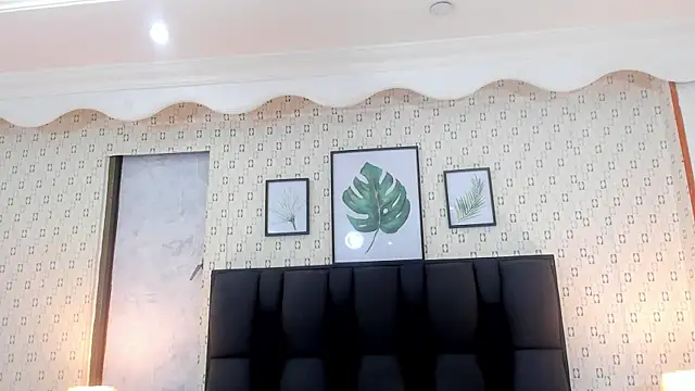 Snapshot of MirandaRossi chatting on 02.04.25 MirandaRossi online show from 02.04.25