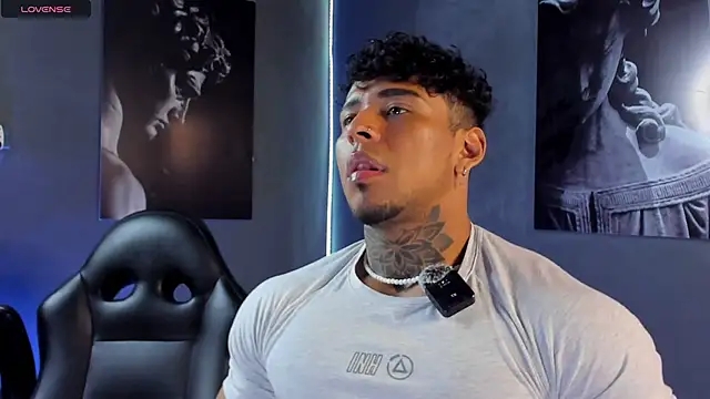 Snapshot of bradley_smith chatting on 10.08.25 bradley smith online show from 10.08.25