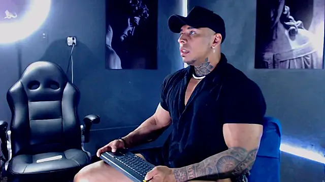 Snapshot of bradley_smith chatting on 10.12.25 bradley smith online show from 10.12.25