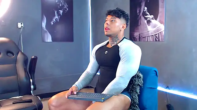 Snapshot of bradley_smith chatting on 10.13.25 bradley smith online show from 10.13.25