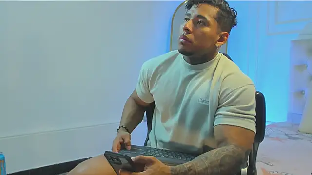 Snapshot of bradley_smith chatting on 10.18.25 bradley smith online show from 10.18.25