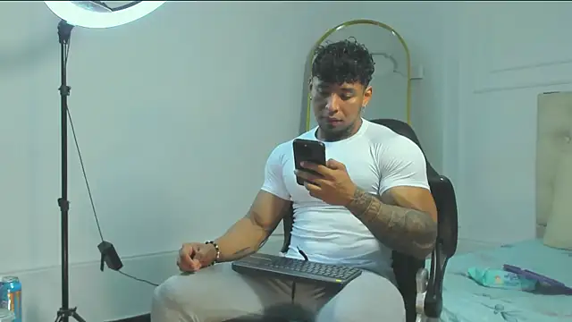 Snapshot of bradley_smith chatting on 10.19.25 bradley smith online show from 10.19.25