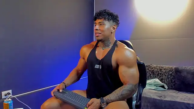 Snapshot of bradley_smith chatting on 11.05.25 bradley smith online show from 11.05.25