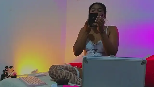 Snapshot of ChannelCox1 chatting on 11.08.25 ChannelCox1 online show from 11.08.25