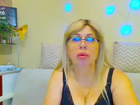 Snapshot of SusieNoreen chatting on 02.19.25 SusieNoreen online show from 02.19.25