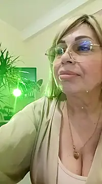Snapshot of SusieNoreen chatting on 03.08.25 SusieNoreen online show from 03.08.25