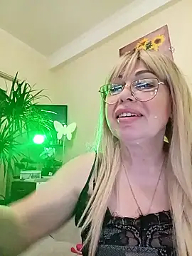 Snapshot of SusieNoreen chatting on 03.11.25 SusieNoreen online show from 03.11.25