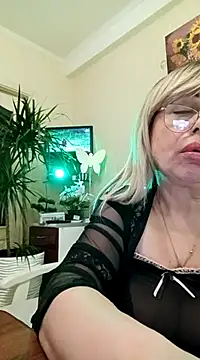 Snapshot of SusieNoreen chatting on 03.18.25 SusieNoreen online show from 03.18.25