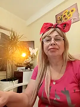 Snapshot of SusieNoreen chatting on 03.19.25 SusieNoreen online show from 03.19.25