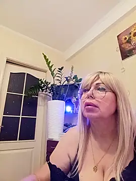Snapshot of SusieNoreen chatting on 09.12.25 SusieNoreen online show from 09.12.25