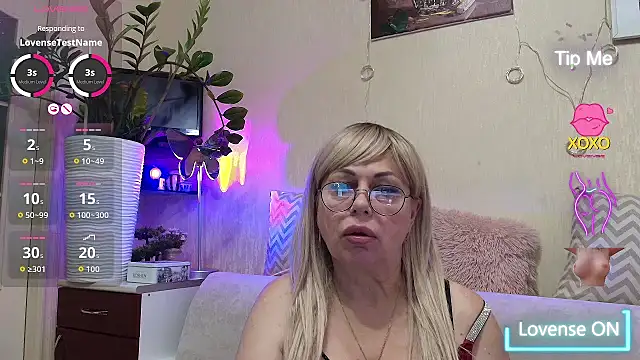 Snapshot of SusieNoreen chatting on 09.14.25 SusieNoreen online show from 09.14.25