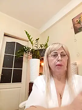 Snapshot of SusieNoreen chatting on 09.18.25 SusieNoreen online show from 09.18.25