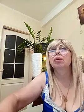Snapshot of SusieNoreen chatting on 09.21.25 SusieNoreen online show from 09.21.25