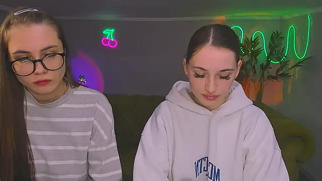 Snapshot of queenofjoyy chatting on 12.03.24 queenofjoyy online show from 12.03.24