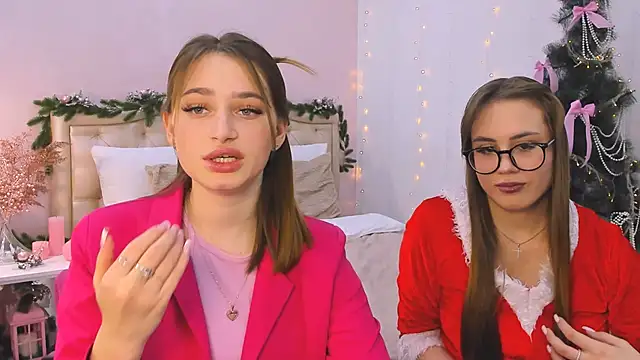 Snapshot of queenofjoyy chatting on 12.13.24 queenofjoyy online show from 12.13.24