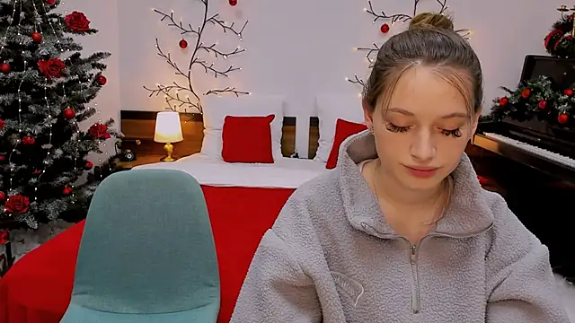 Snapshot of queenofjoyy chatting on 12.15.24 queenofjoyy online show from 12.15.24