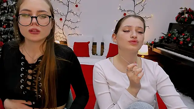 Snapshot of queenofjoyy chatting on 12.15.24 queenofjoyy online show from 12.15.24