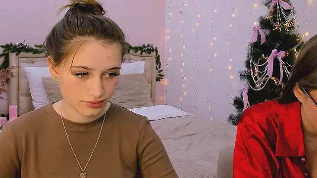 Snapshot of queenofjoyy chatting on 12.19.24 queenofjoyy online show from 12.19.24