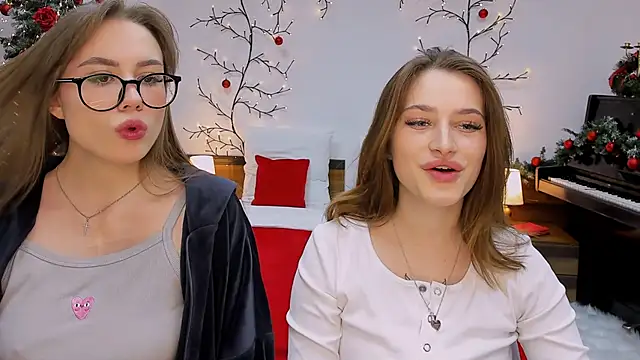 Snapshot of queenofjoyy chatting on 12.20.24 queenofjoyy online show from 12.20.24