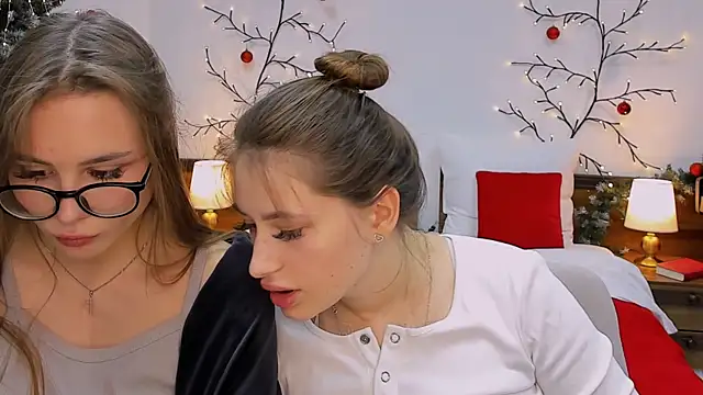 Snapshot of queenofjoyy chatting on 12.20.24 queenofjoyy online show from 12.20.24