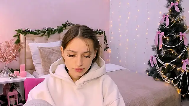 Snapshot of queenofjoyy chatting on 12.21.24 queenofjoyy online show from 12.21.24