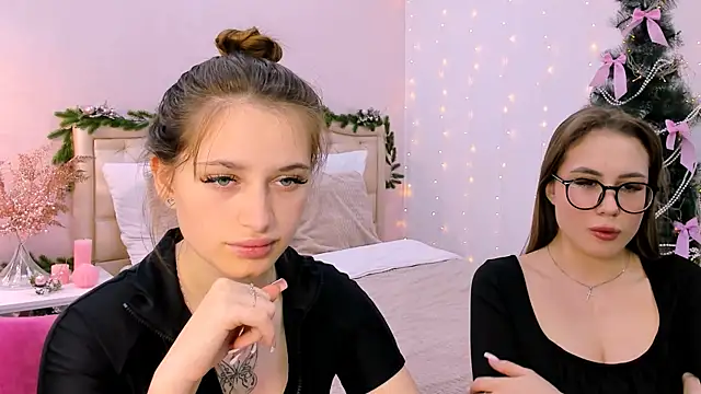 Snapshot of queenofjoyy chatting on 12.21.24 queenofjoyy online show from 12.21.24