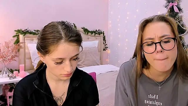 Snapshot of queenofjoyy chatting on 12.21.24 queenofjoyy online show from 12.21.24